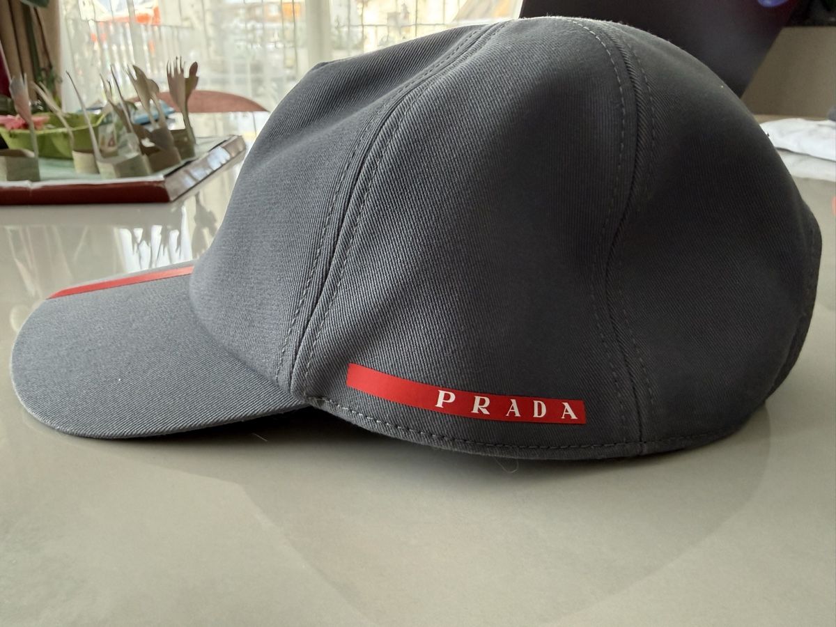 Prada Copricapi, berretti & cappellini: New Prada Pirelli Cap - Grey - Summer Edition – Nuovo (secondo la descrizione) da Unterägeri venduto da Tommtes 1
