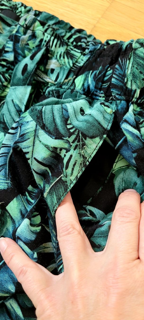 Pantaloni: Sommerhose mit Blattmuster, Grösse 36 neu – Nuovo (secondo la descrizione) da Emmenbrücke venduto da gatasalvache 5