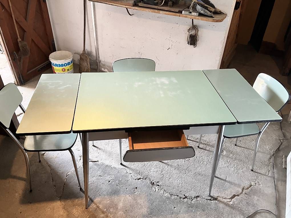 Tischset: Table en Formica avec chaises  – Gebraucht aus Cully von blondelf 1