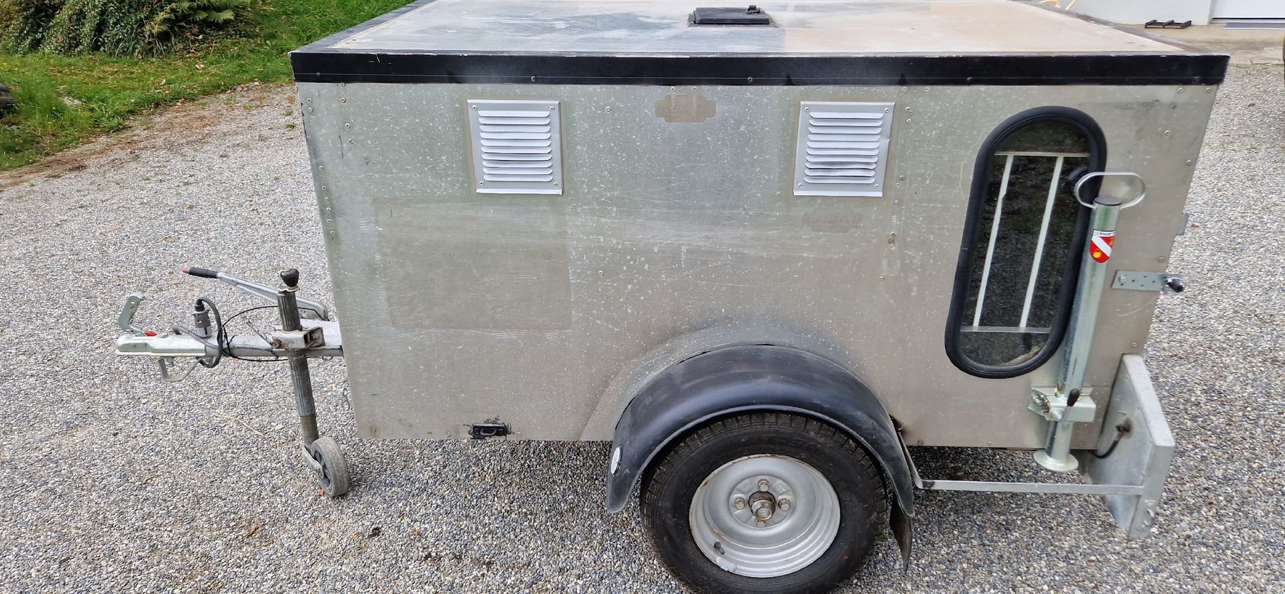 Rimorchi: REMORQUE TRANSPORT POUR 3 CHIENS – Usato da St. Ursen venduto da cpi23 2