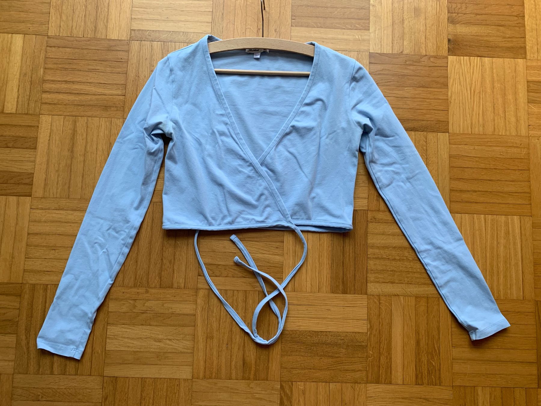Tops: Hellblaues Wickel-Oberteil – D'occasion à Luzern par Simona15