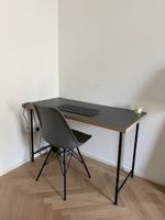 Schreibtisch in sehr gutem Zustand – Schwarz/Holzoptik