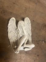 Geflügelter Engel, Figur aus Gips, Friedhofsengel Grab 49