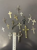 Konvolut Kruzifixe verschiedene Materialien und Grösse