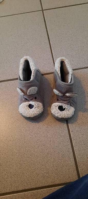Scarpe per ragazzi: Pantofole invernali n. 23 – Usato da Tesserete venduto da bab_7ztk