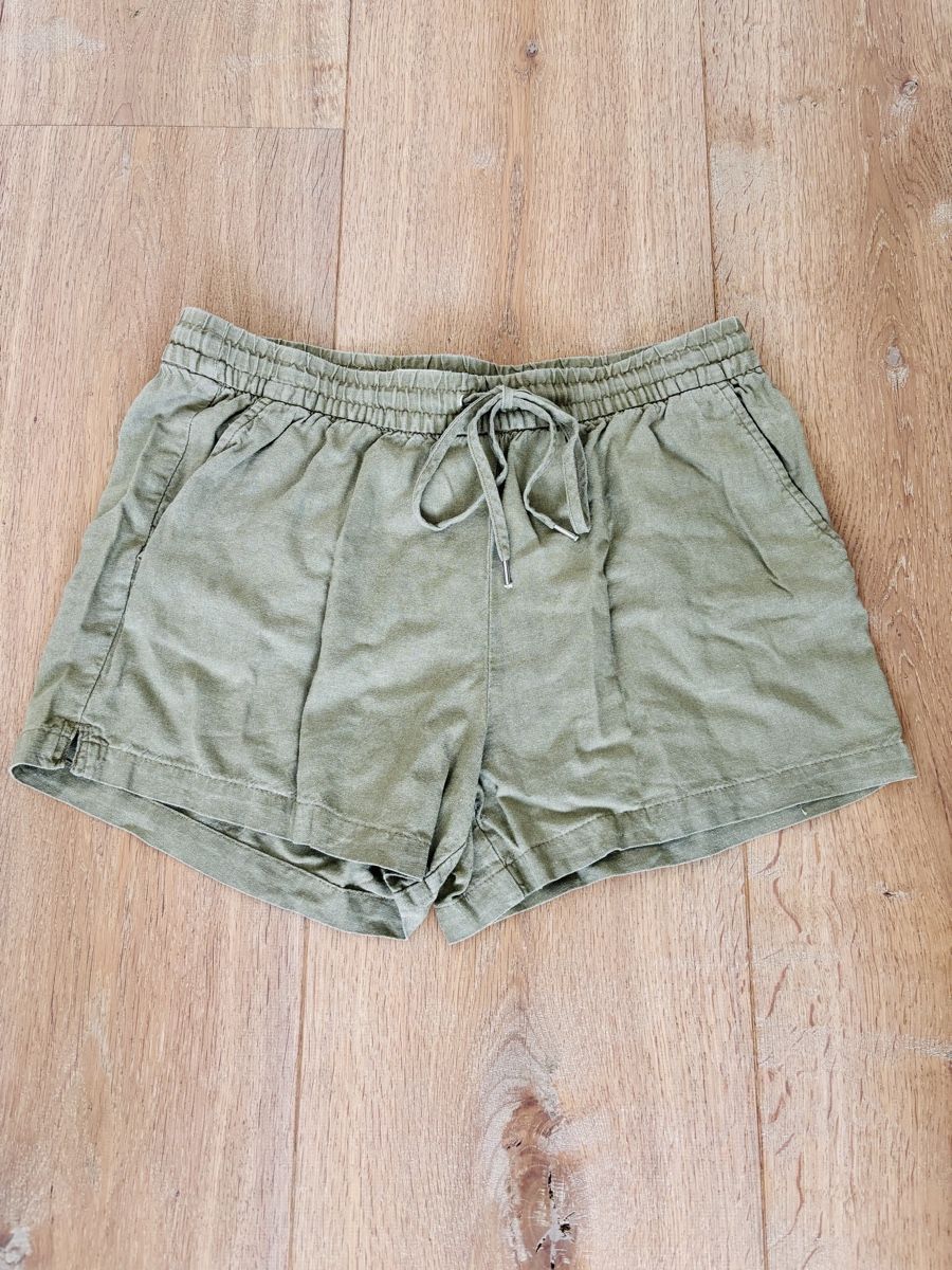 H&M Pantaloni: H&M Shorts Grösse 38 - Khaki  – Usato da Ennetbürgen venduto da Evelyne_G