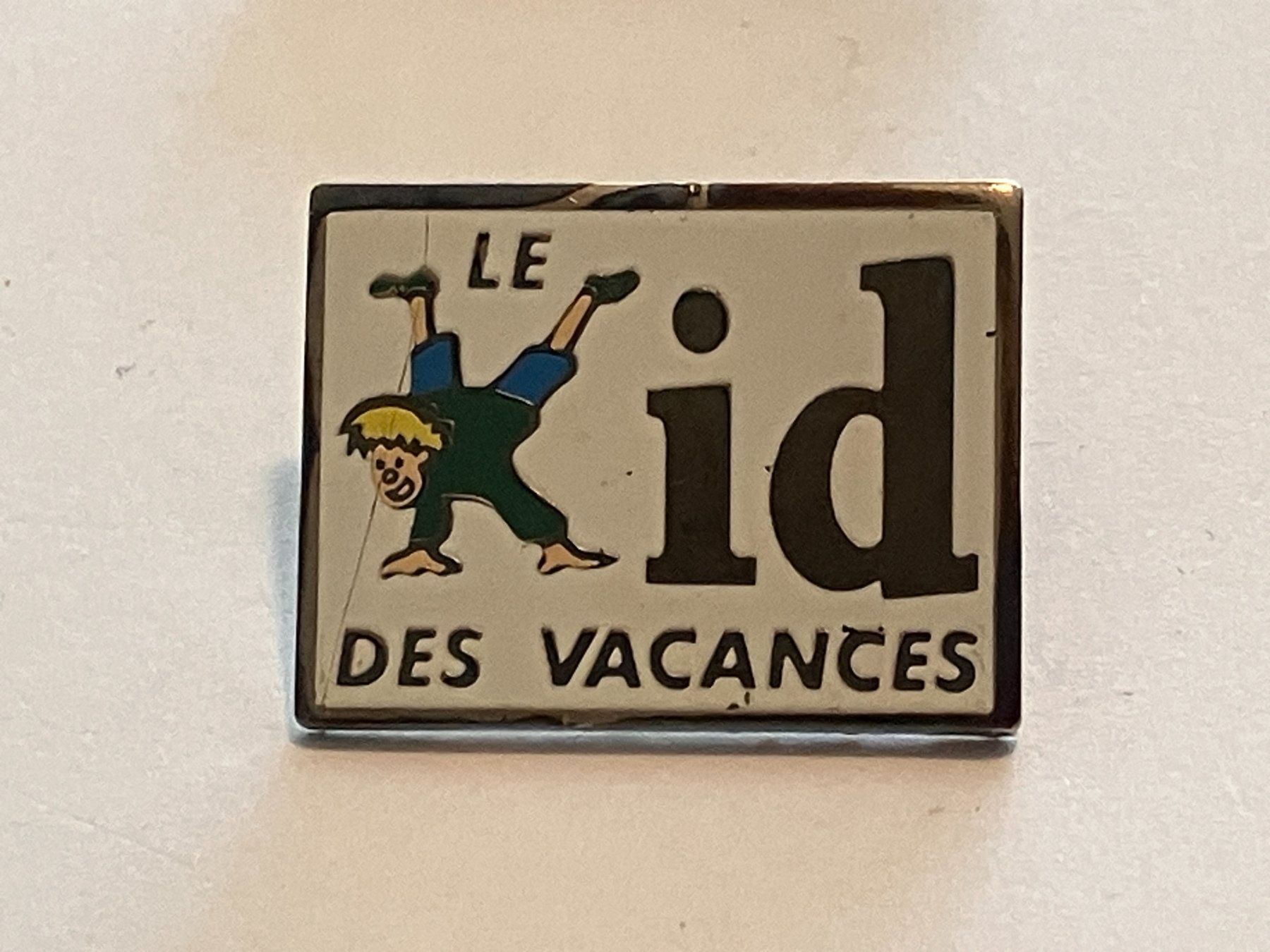 Placchette & Badge: 1 Pin Le Kid des Vacances – Usato da Basel venduto da djwwpp