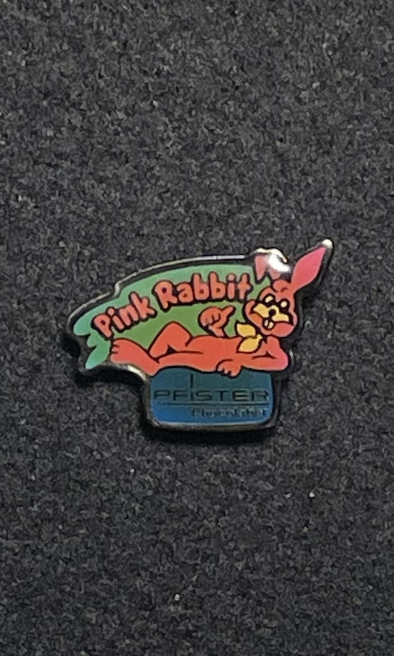 Placchette & Badge: Pin Pink Rabbit Pfister Chocolatier – Usato da Adliswil venduto da Manegg