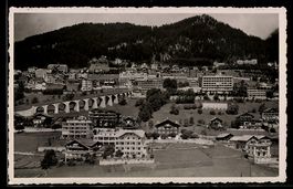 AK Leysin, Ortsansicht mit Viadukt und Häusern am Hang