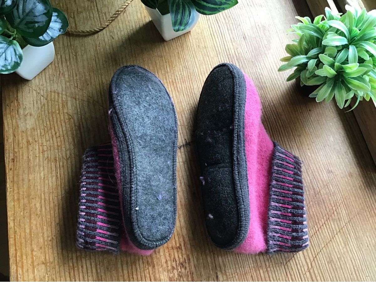 Chaussures filles: Pinke Hausschuhe Grösse 33 – D'occasion à Eschlikon TG par little.dove 1