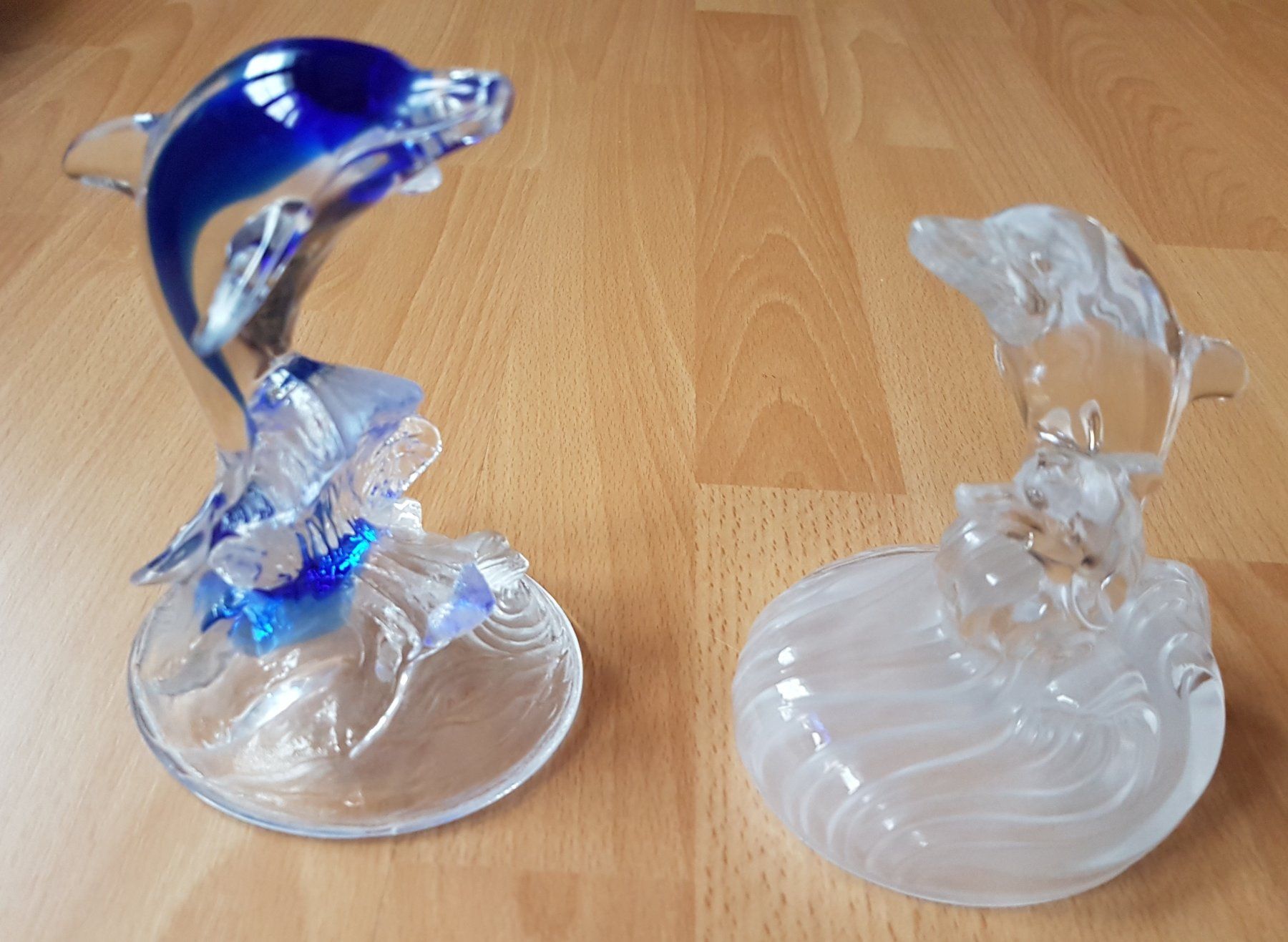 Statuette: 2 GLAS-DELPHINFIGUREN DEKO – Usato da Sax venduto da spazieren