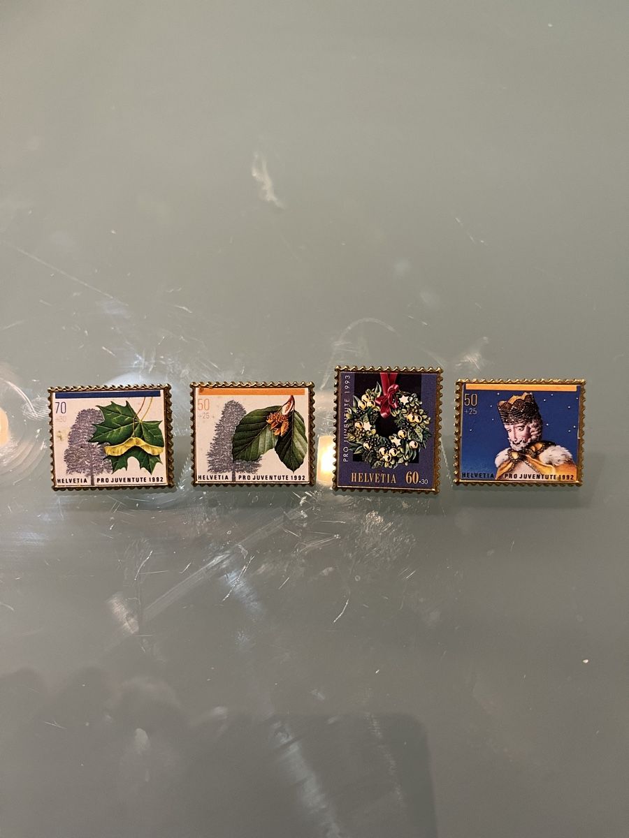 Placchette & Badge: 4 Pro-Juventute-Pins Briefmarken – Usato da Luzern venduto da Mulli8