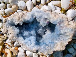 Celestine from Sakoany deposit - 5 kg
