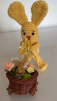 Süsser Osterhase mit Wägeli Holz, Hase gehäkelt, Osterdeko