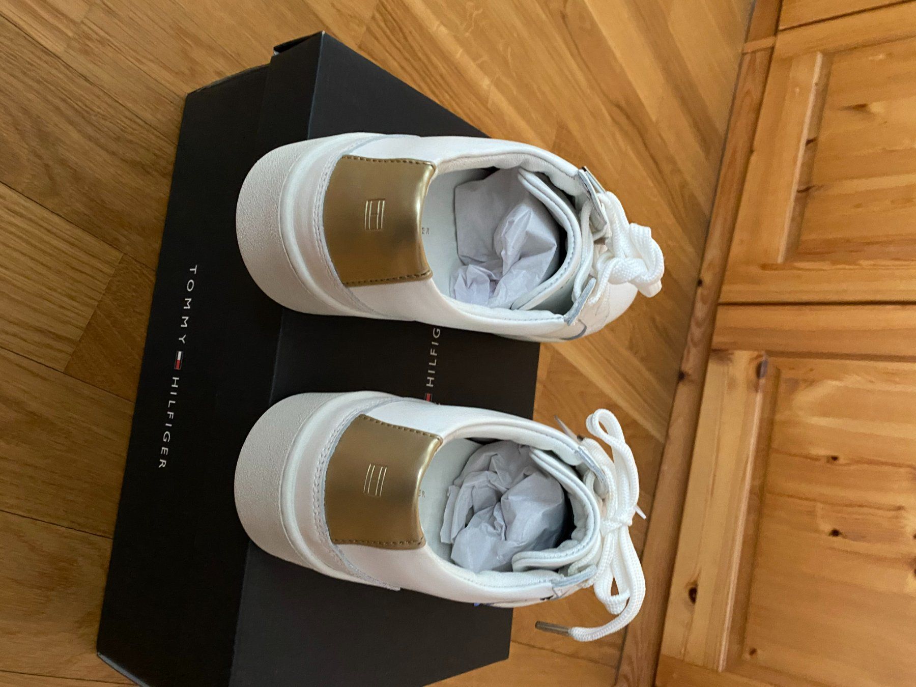 Tommy Hilfiger Damenschuhe: TOMMY HILFIGER SNEAKER, GRÖSSE 42, WEISS – Neu und originalverpackt aus Kaiseraugst von tombstonemarshal 2