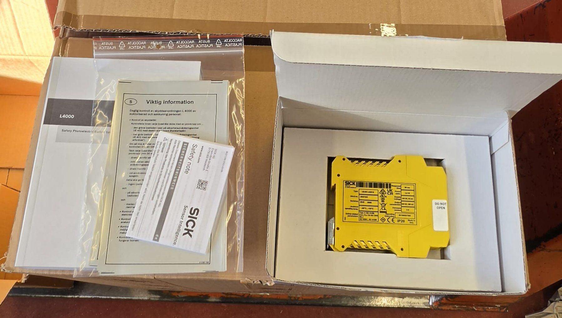 Componenti elettronici: * NEU SICK UE401-A0010 Safety Relay Controller 24V DC SIL3 C – Nuovo e nell'imballaggio originale da Fraubrunnen venduto da wol_ql9p 2