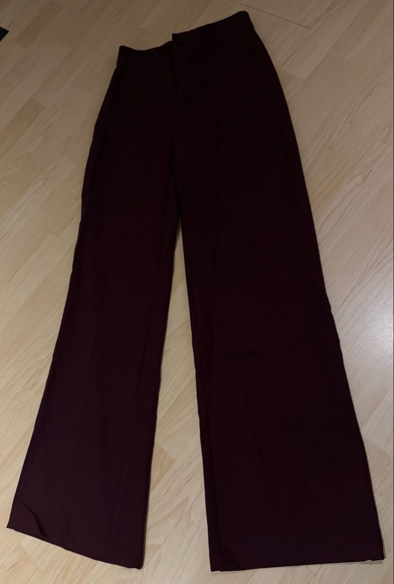 Bershka Hosen: Bershka Hose, Weinrot, Grösse 34 – Neu (gemäss Beschreibung) aus Tuggen von jess_gls06