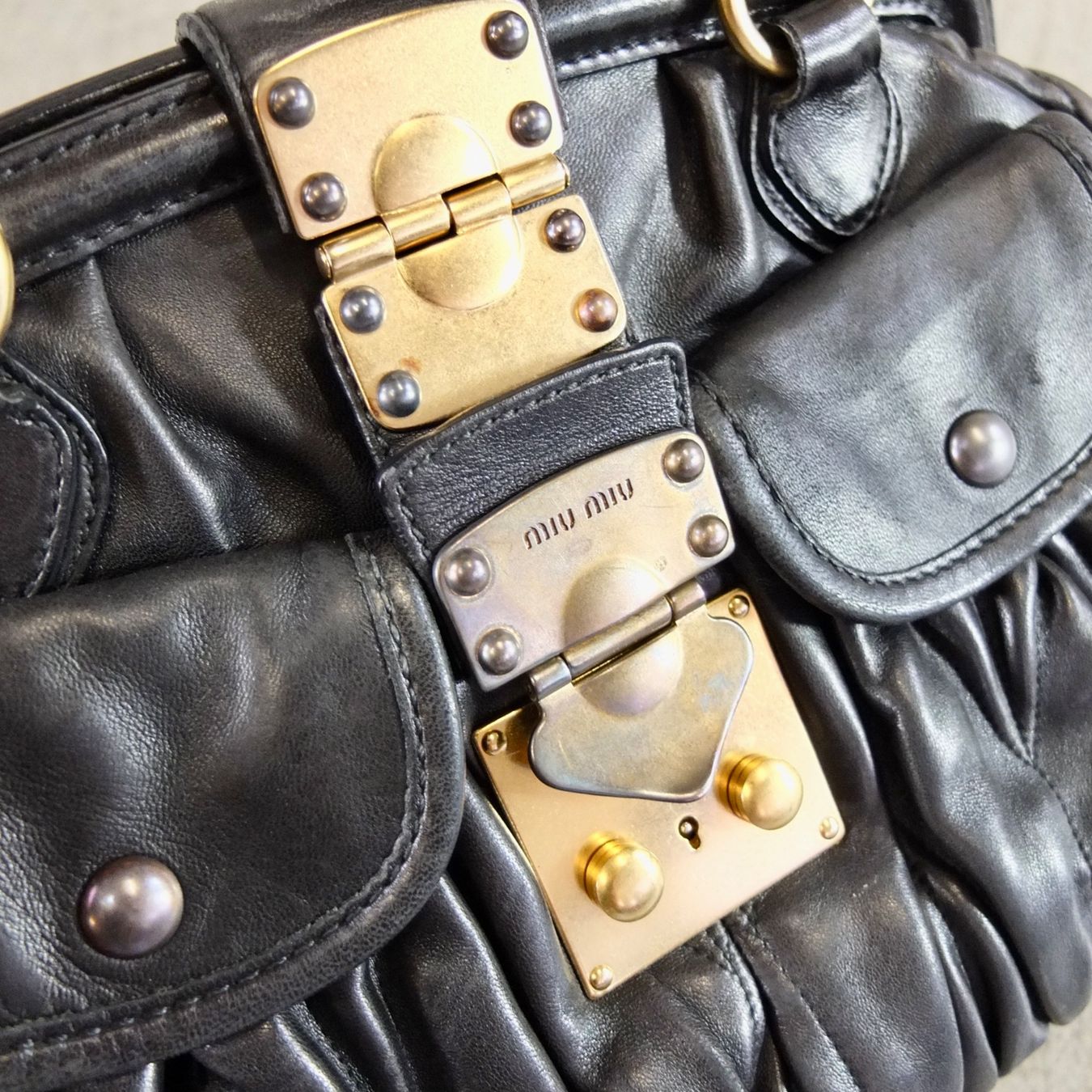 Miu Miu Borse: Miu Miu Handtasche aus gerafftem Nappaleder – Usato da Basel venduto da Brocki-auf-dem-Wolf 8