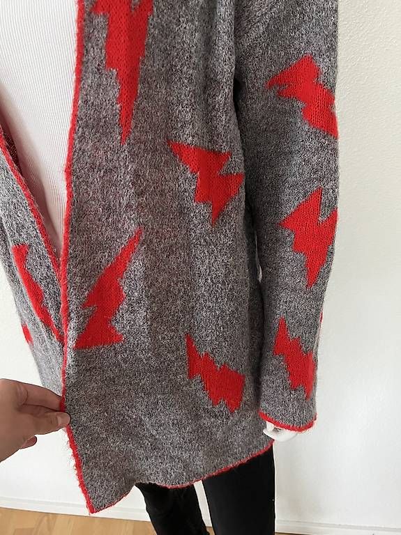 Jacken: Indee Strickjacke Grau Rot Blitze Gr. XS/S – Gebraucht aus Zürich von hamtaro26 1