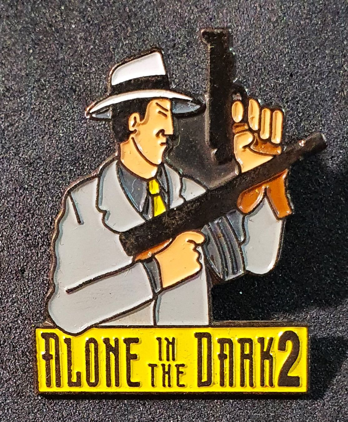 Placchette & Badge: BB778 - Pin Alone in the Dark 2 / Edward Carnby – Usato da Reinach BL venduto da Boston-Verkauf