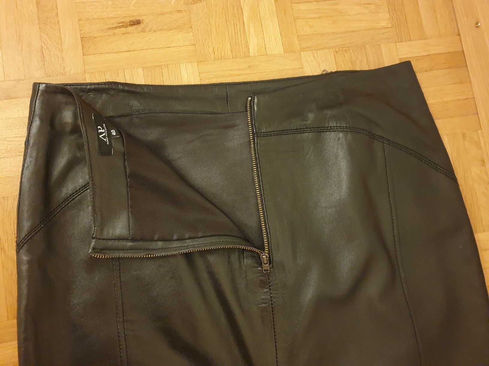 Avant Premiere Röcke: Jupe, 40, cuir souple, noire, avec doublure – Gebraucht aus Neuchâtel von Verenas12 3