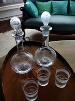1 Paar Glaskaraffen + 3 Gläser. Schliffdekor & Kugelstopfen
