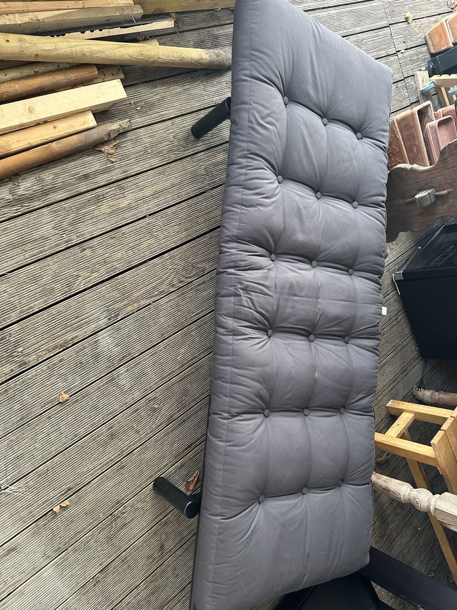Liegen & Liegestühle: Graue Tagesliege/Couch mit Kissen – Gebraucht aus Interlaken von raphael26
