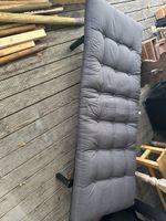 Graue Tagesliege/Couch mit Kissen