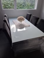 table moderne en verre avec 6 chaises en velours 