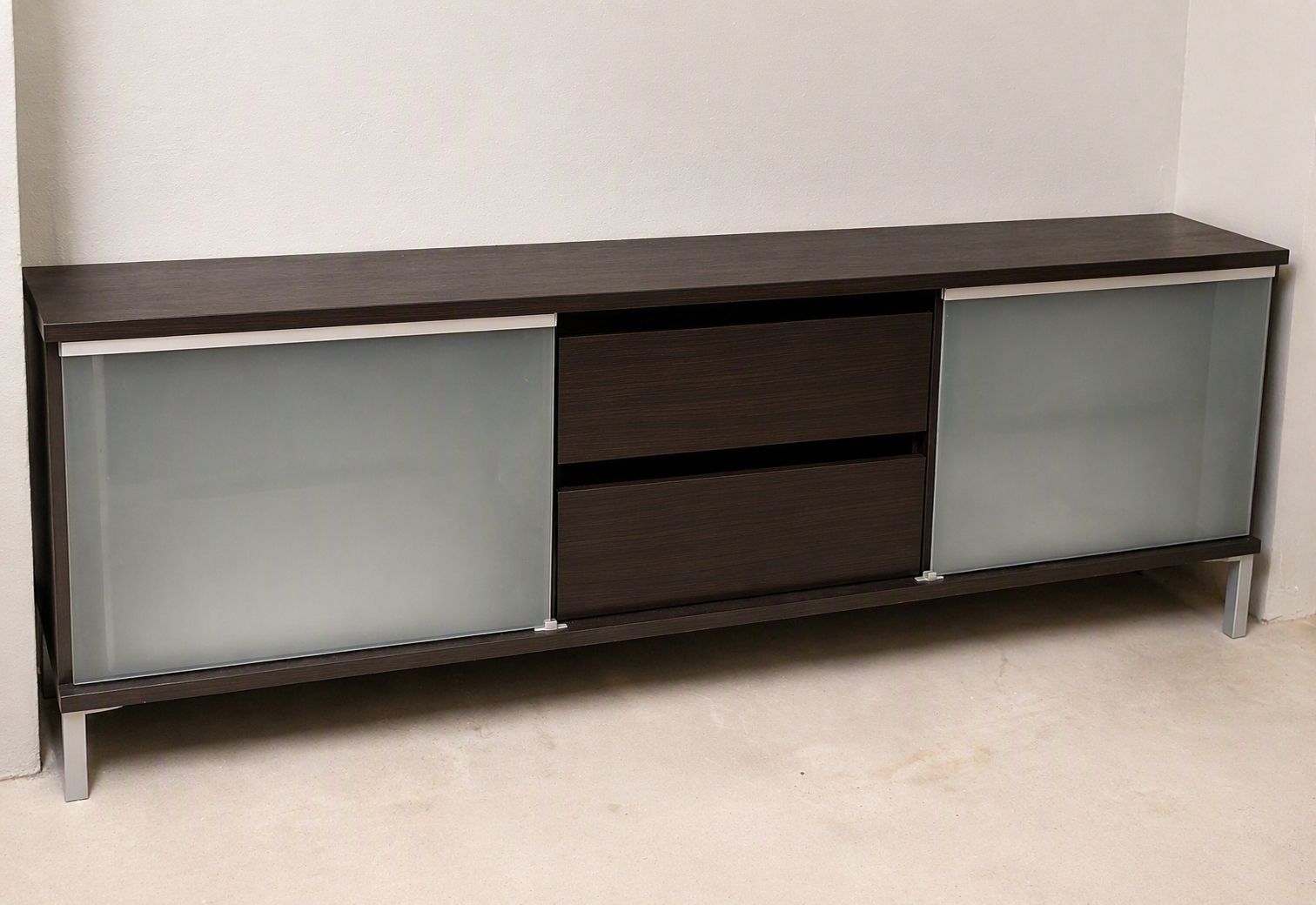 Ikea Kommoden: Sideboard IKEA dunkelbraun mit Milchglasfronten – Gebraucht aus Muri AG von Abaera
