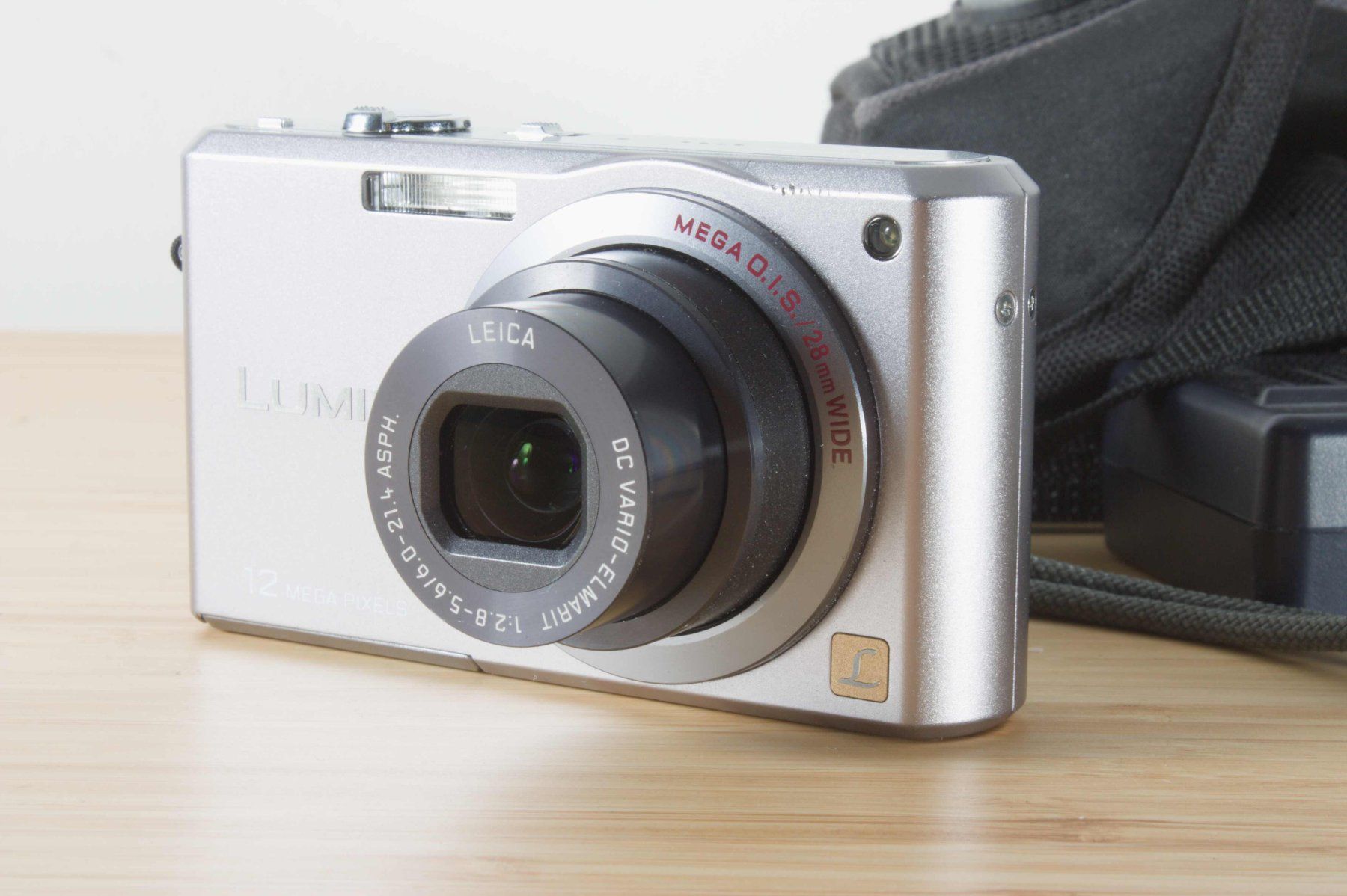 Panasonic Fotocamera: PANASONIC LUMIX DMC-FX100 · 12 MP Digital-Kompaktkamera – Usato da Zürich venduto da thelittleerik 1