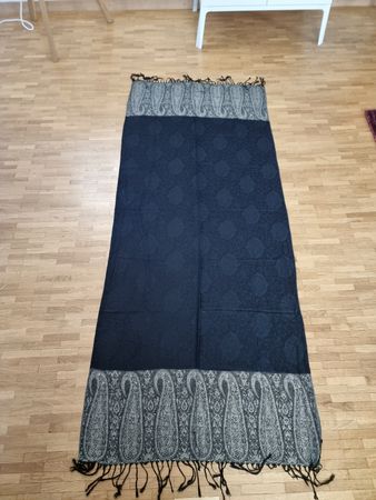 Écharpe noire et grise à motifs cachemire bon état