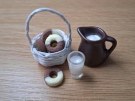 Kekse im Körbli mit Milchkanne Keramik
