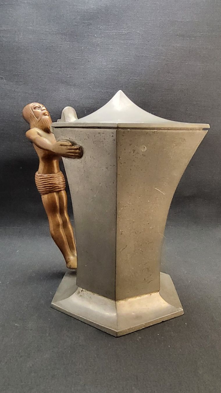 Statuette: Antike Zinnkanne mit figürlichem Griff – Usato da Basel venduto da spinne02 3