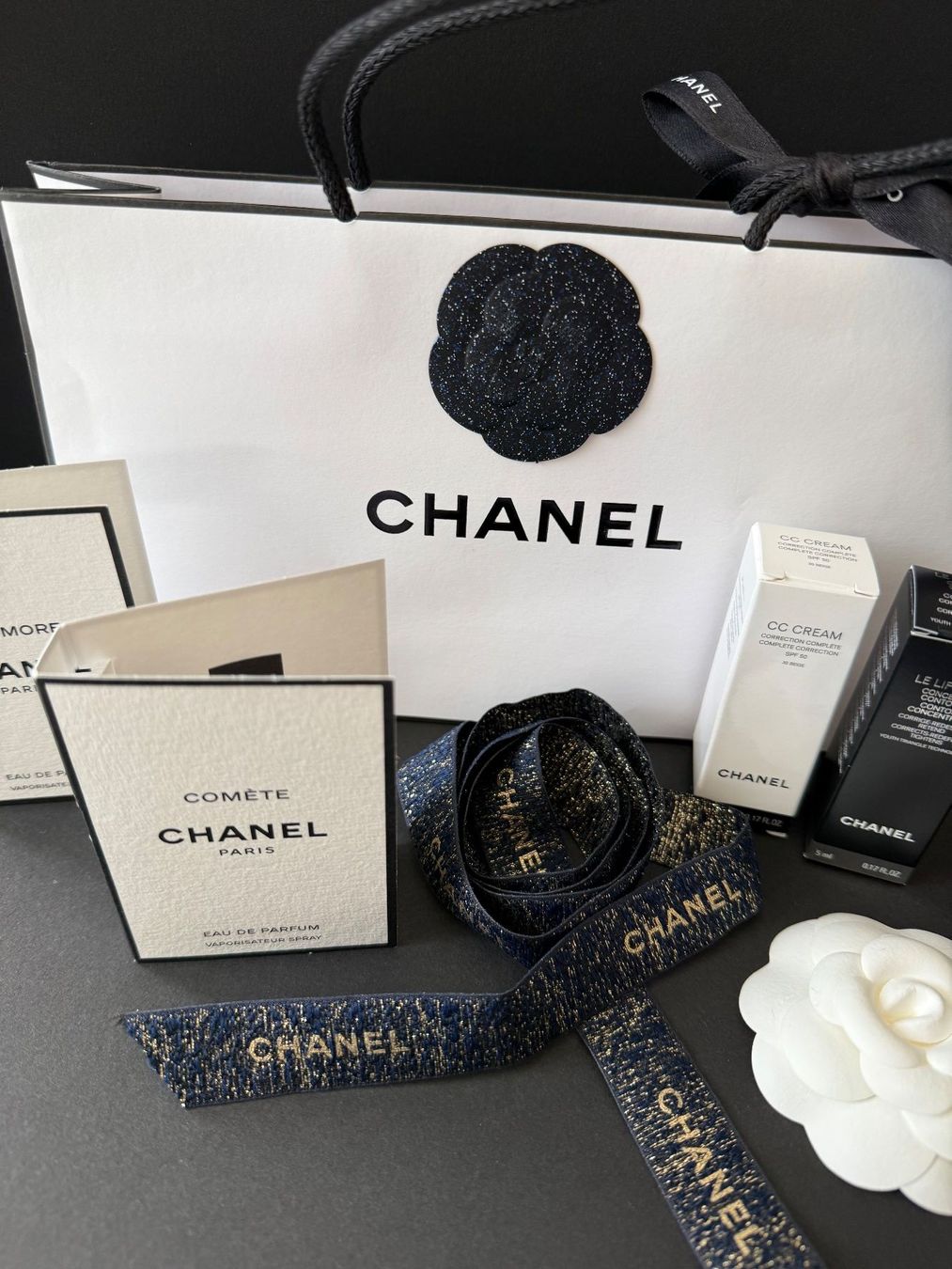 Chanel Borse: CHANEL - Parfumminis  Papiertasche Kamelie Geschenksband – Nuovo (secondo la descrizione) da St. Gallen venduto da aracne 4