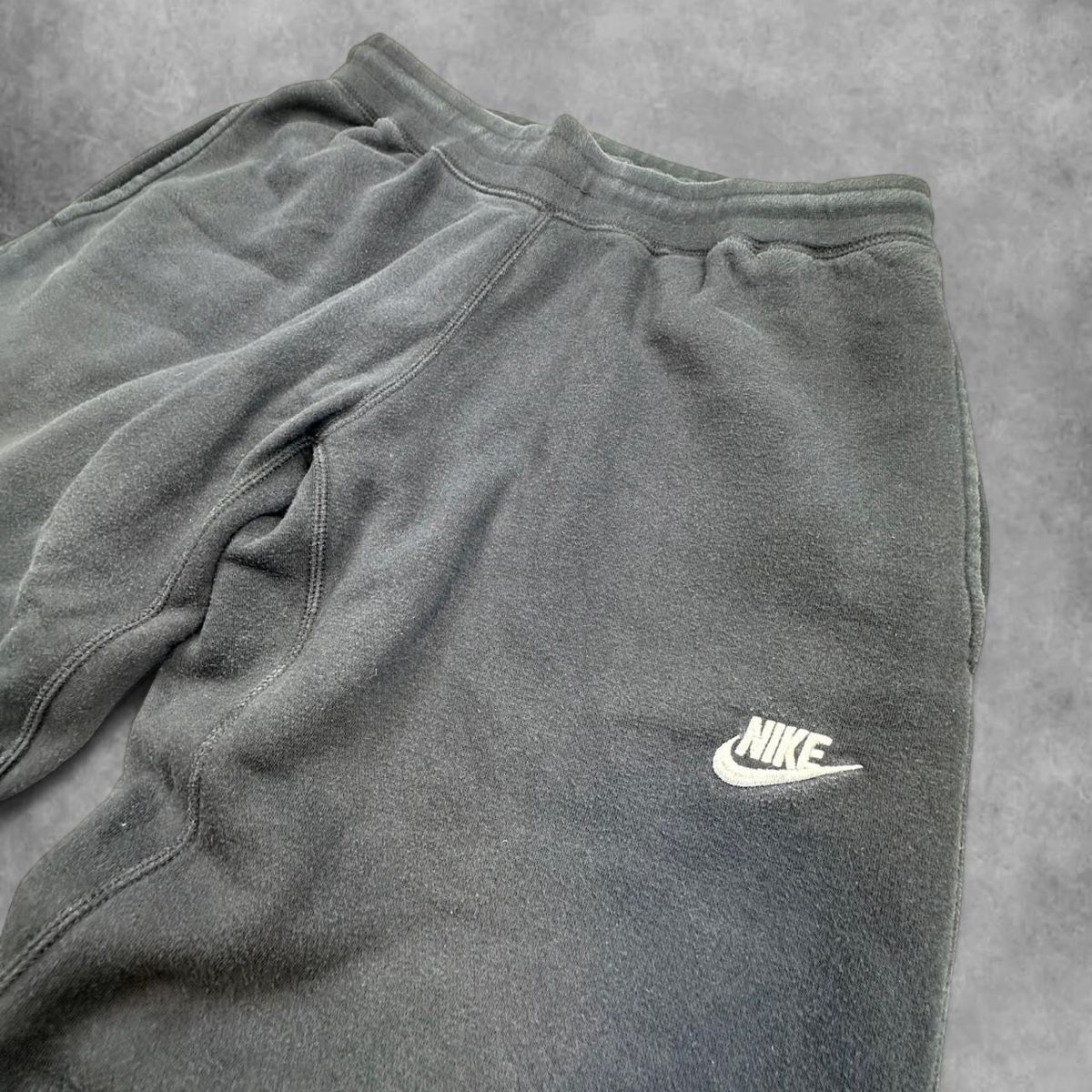 Nike Pantaloni: Nike sweatpants dark grey – Usato da Erlinsbach SO venduto da TogaResell 1