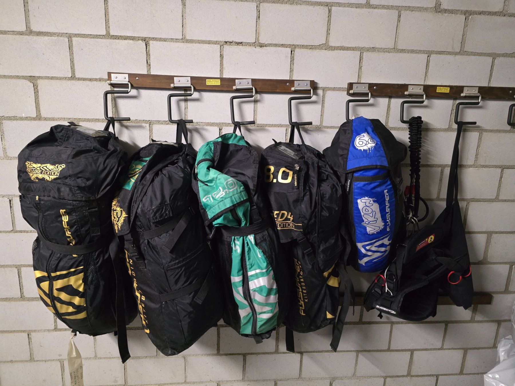 Flysurfer Aquilone: Flysurfer Quiver 5x kites + harness – Usato da Zürich venduto da Houlle 9