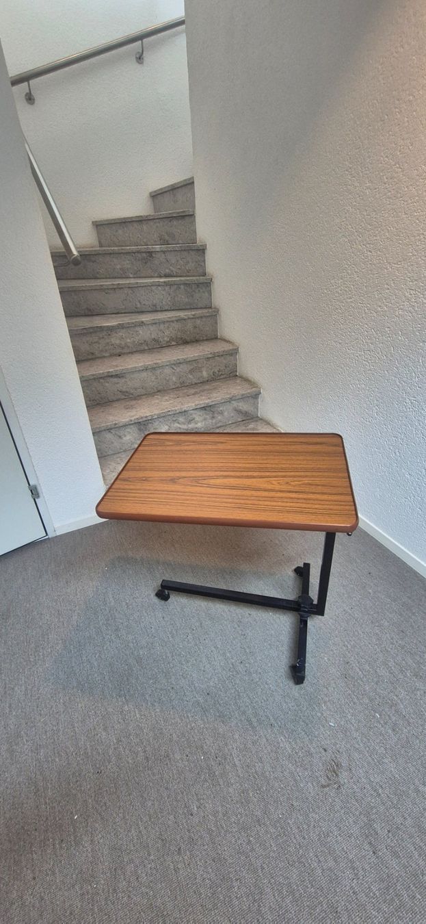 Appareils médicaux: Pflegetisch Beistelltisch Betttisch – D'occasion à Huttwil par Hpb7