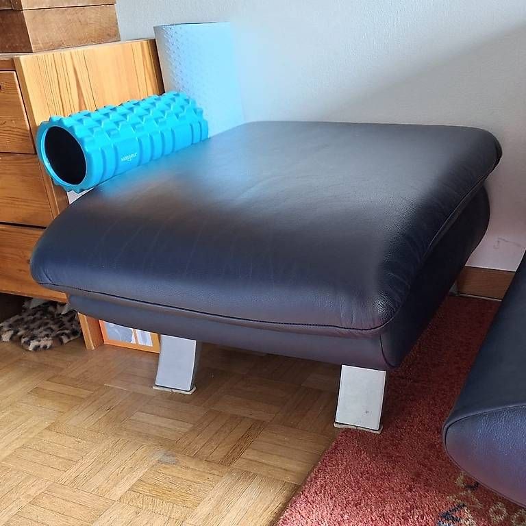 Sofas: Echtleder-Sofa 3-Sitzer inkl. Hocker  dunkelblau – D'occasion à Gümligen par mk_mmp98 3