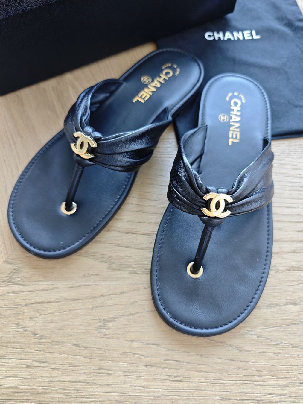 Chanel Chaussures femmes: CHANEL COCO BEACH 2026 Flip Flop aus Leder – D'occasion à Erlenbach ZH par nlh 1