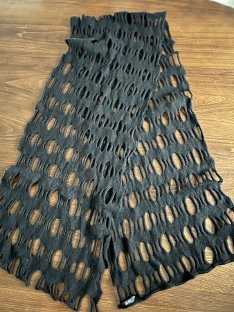 Hugo Boss- Lochmuster Schal - ein Blickfang!
