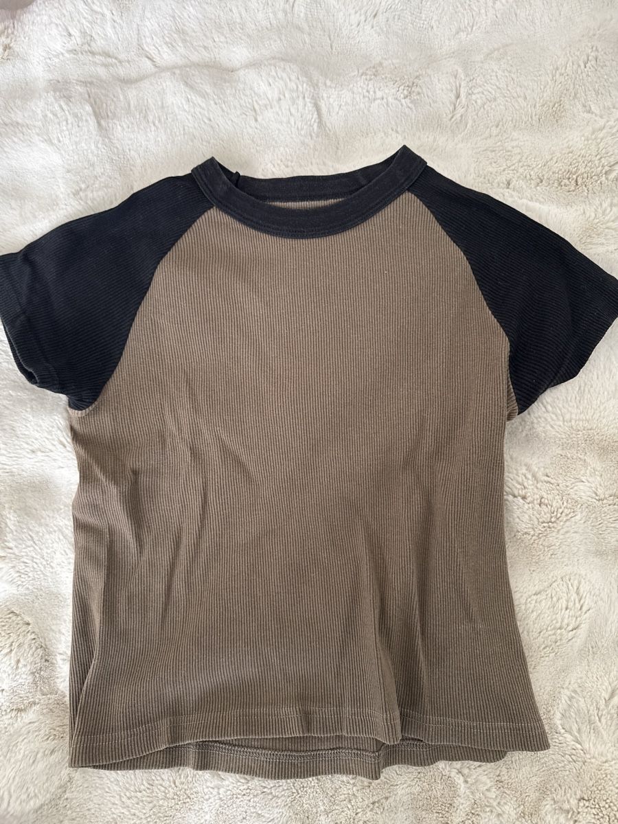 Brandy Melville T-shirt: Brandy Melville T-Shirt – Nuovo (secondo la descrizione) da Weisslingen venduto da f7x_9sj2