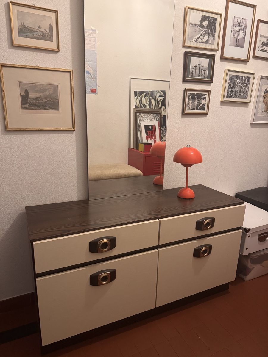 Tavoli da trucco: Vintage Sideboard/Kommode mit Spiegel – Difettoso da Basel venduto da YanaR10