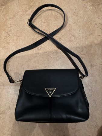 Borsa Guess nera usata, perfetta per l'estate!