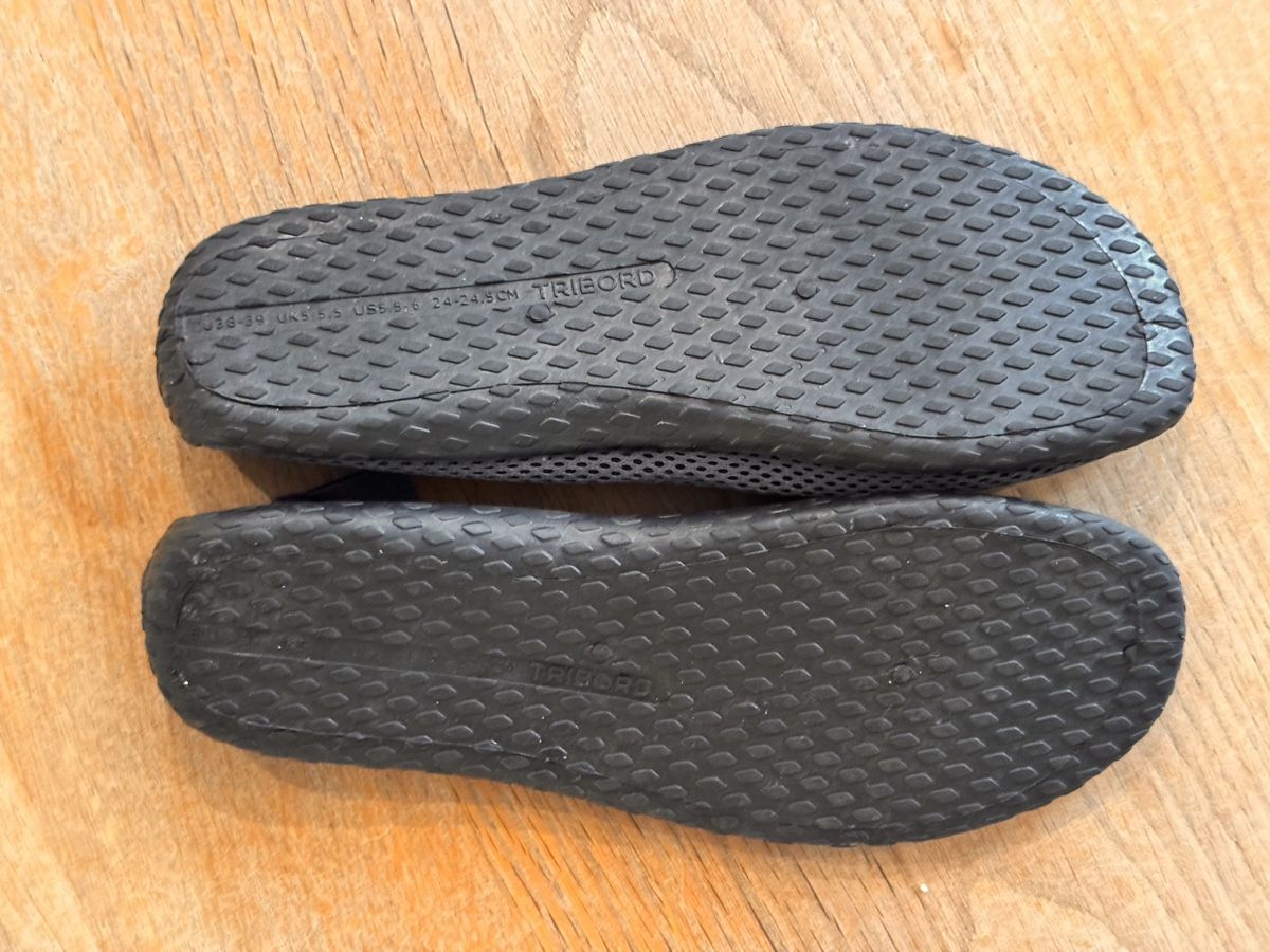 Decathlon Scarpe da uomo: Chaussures de plage gris taille 38-39 bon état – Usato da Céligny venduto da hem_5fch 1