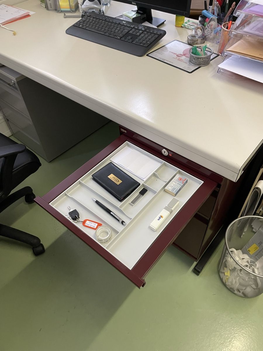 Bureaux: Massives Büropult – D'occasion à Grosshöchstetten par CharaCha15 1