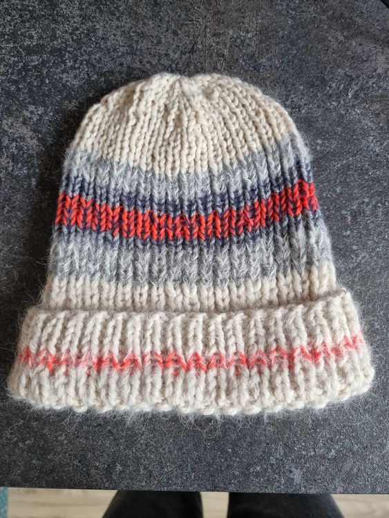 Handgestrickte Mütze (Neu und originalverpackt) in Interlaken für CHF ...