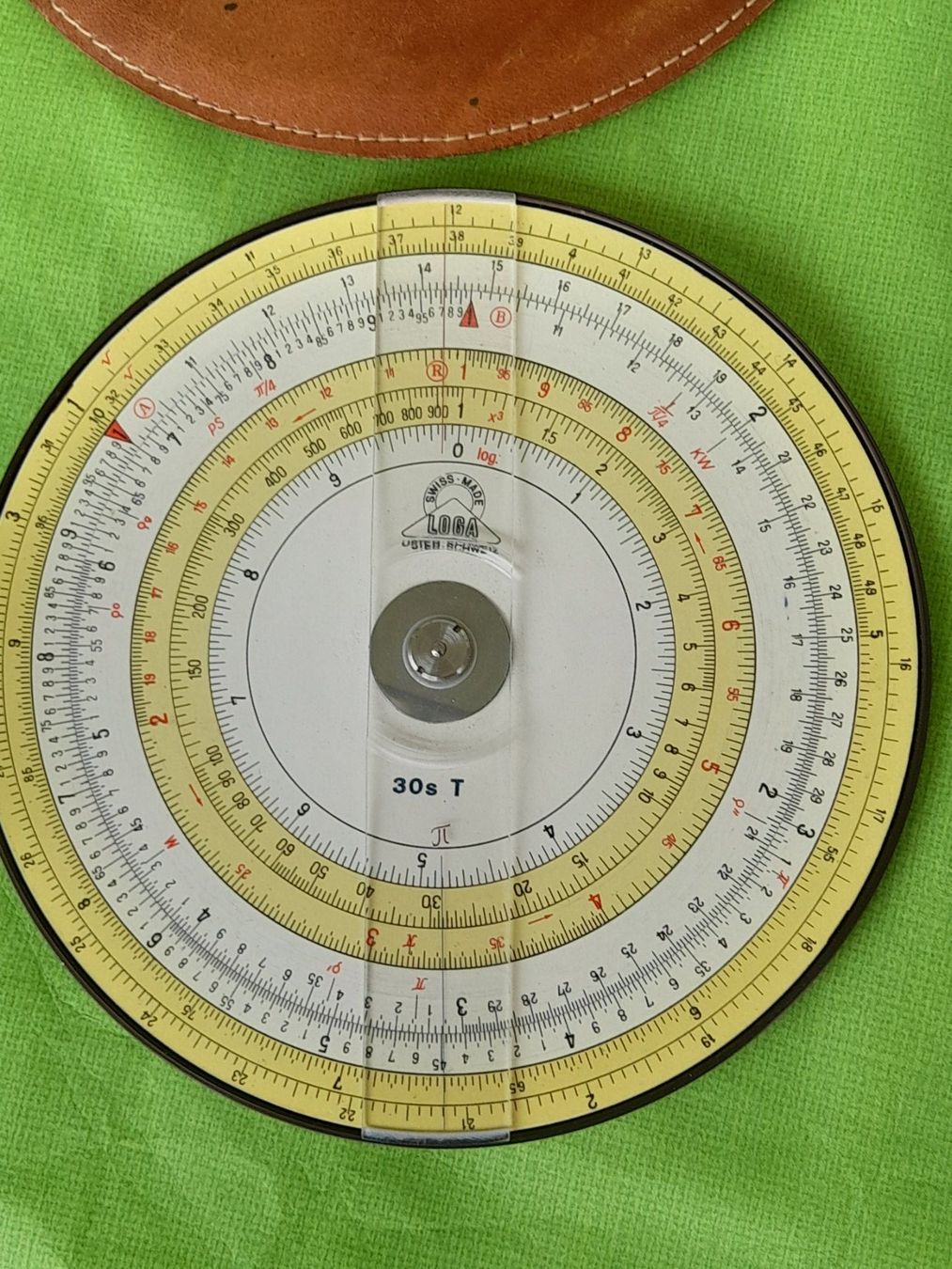 Calcolatrici tascabili: LOGA Rechenscheibe mit Gebrauchsanleitung und Leder Etui – Usato da Aeschi b.Spiez venduto da 52_wochen 1