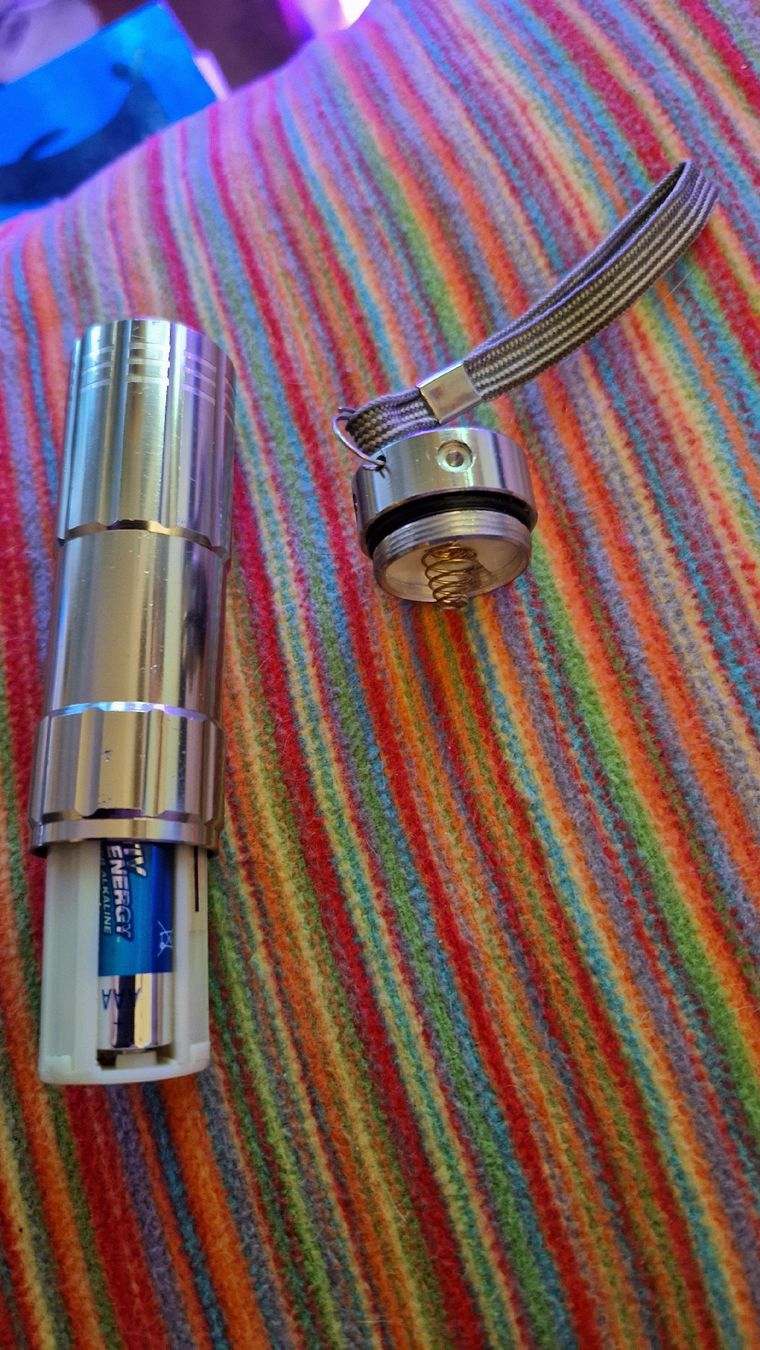 Lampade: Kleine Stab-Taschenlampe – Usato da Oberengstringen venduto da Asteroid56 4