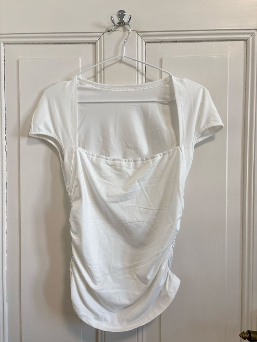Shein Top: Chic White Shein Ruched Top for Summer - Size M – Usato da Zollikon venduto da ely.p